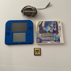 Nintendo 2DS Blue with Pokémon Moon & Plant vs. Zombies DS. No stylus pen